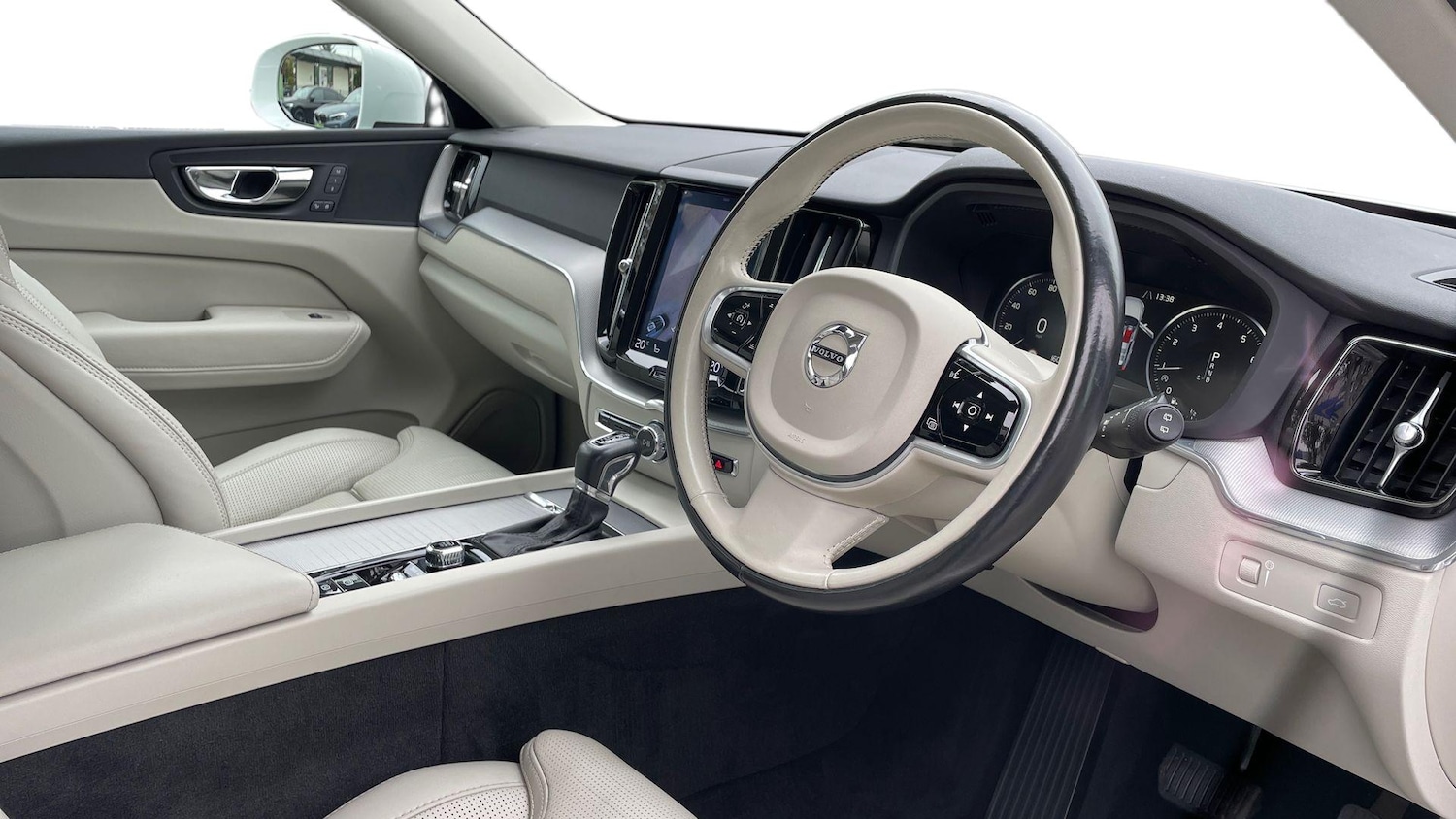 Used Volvo XC60 2018 for sale - 76413772: Photo 3