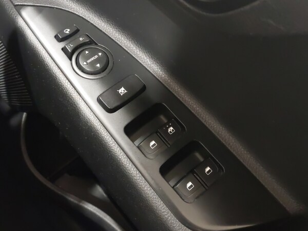 Used Kia Stonic 2018 for sale - 76285767: Photo 19