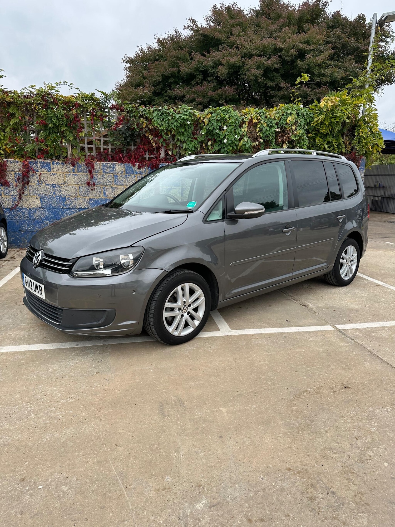 Used Volkswagen Touran 2012 for sale - 76389253: Photo 1