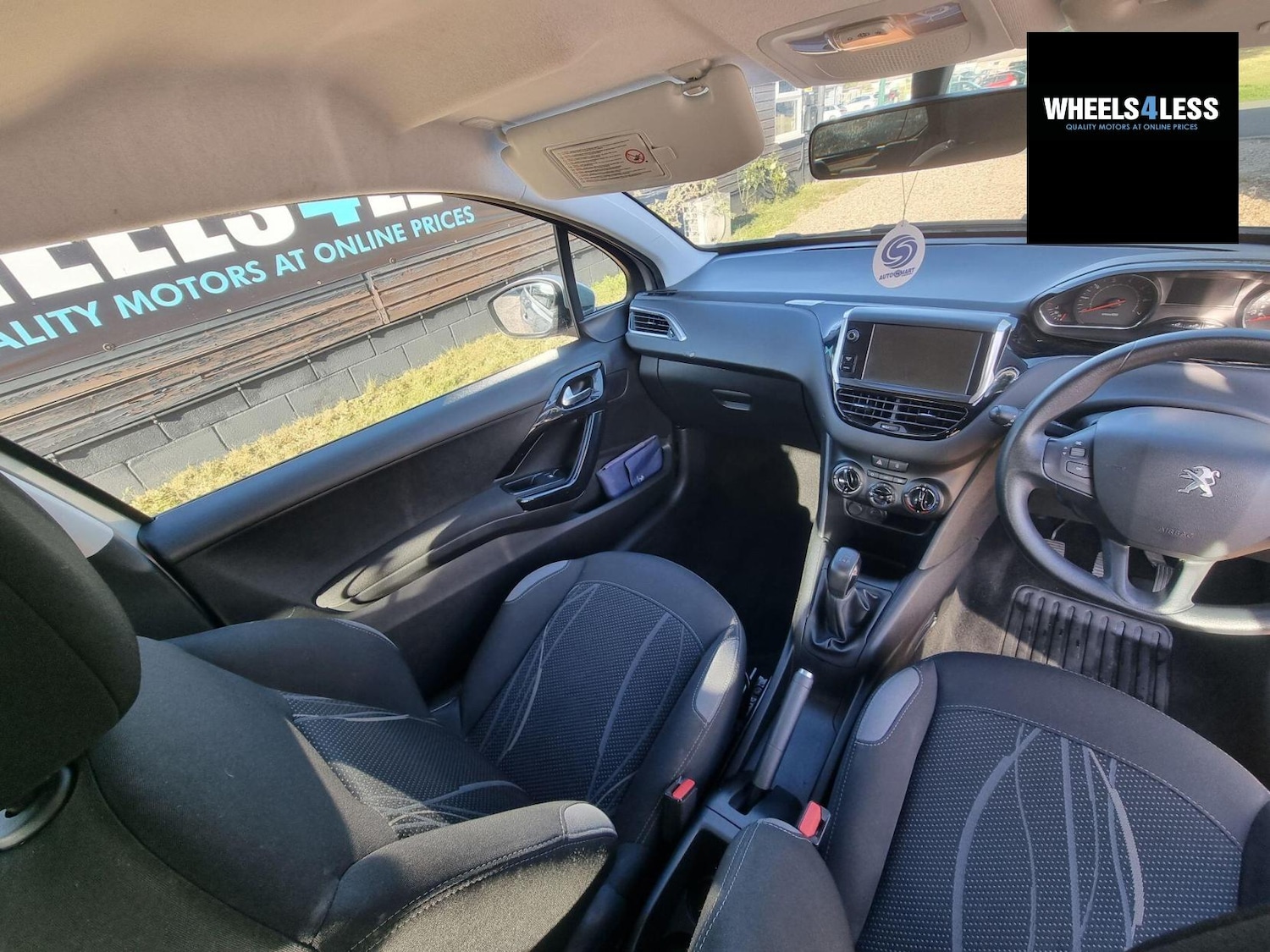 Used Peugeot 208 2014 for sale - 76384608: Photo 15