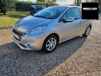 Used Peugeot 208 2014 for sale - 76384608: Photo