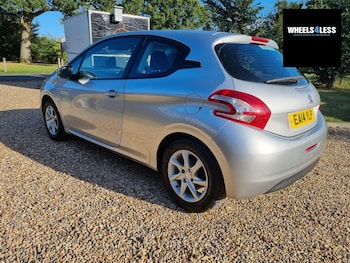 Used Peugeot 208 2014 for sale - 76384608: Photo