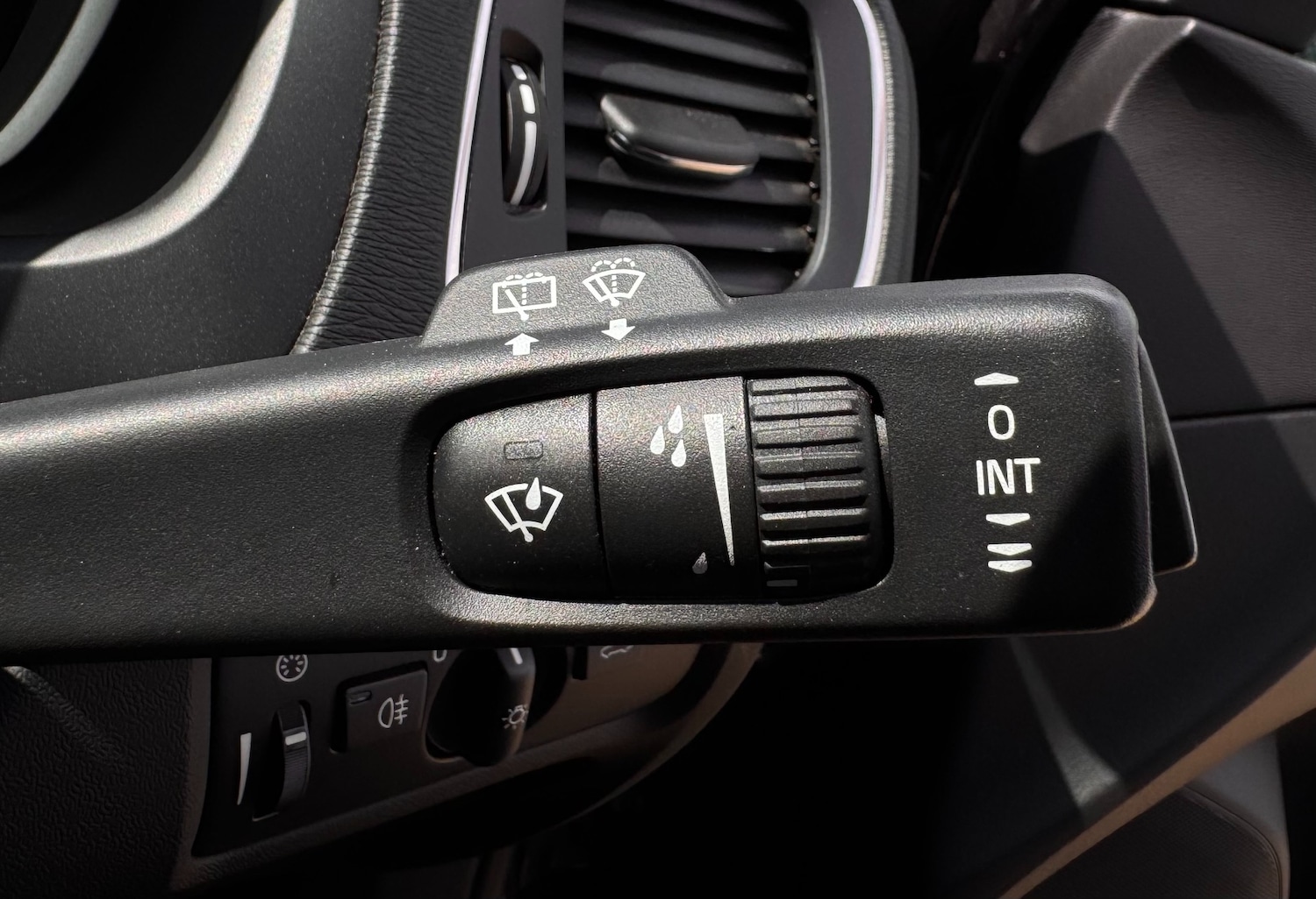 Used Volvo V40 2018 for sale - 76932337: Photo 31