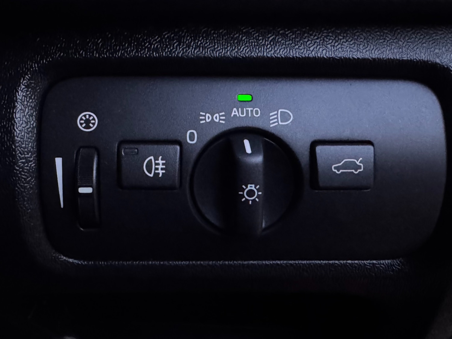 Used Volvo V40 2015 for sale - 76763249: Photo 27