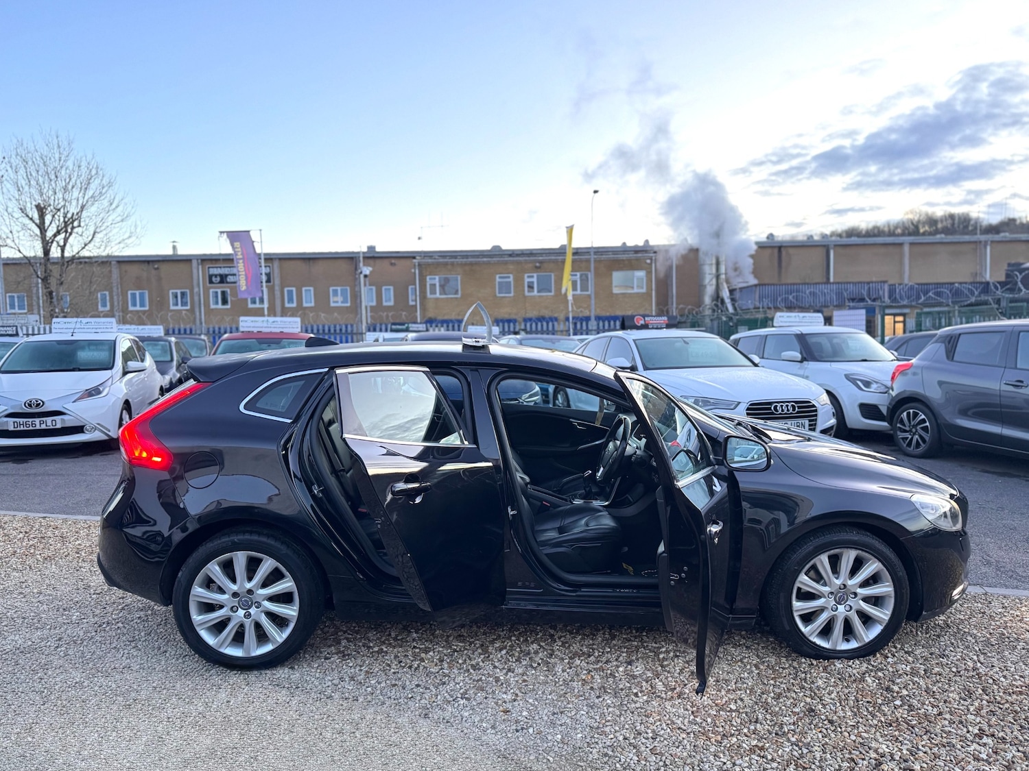 Used Volvo V40 2015 for sale - 76763249: Photo 44