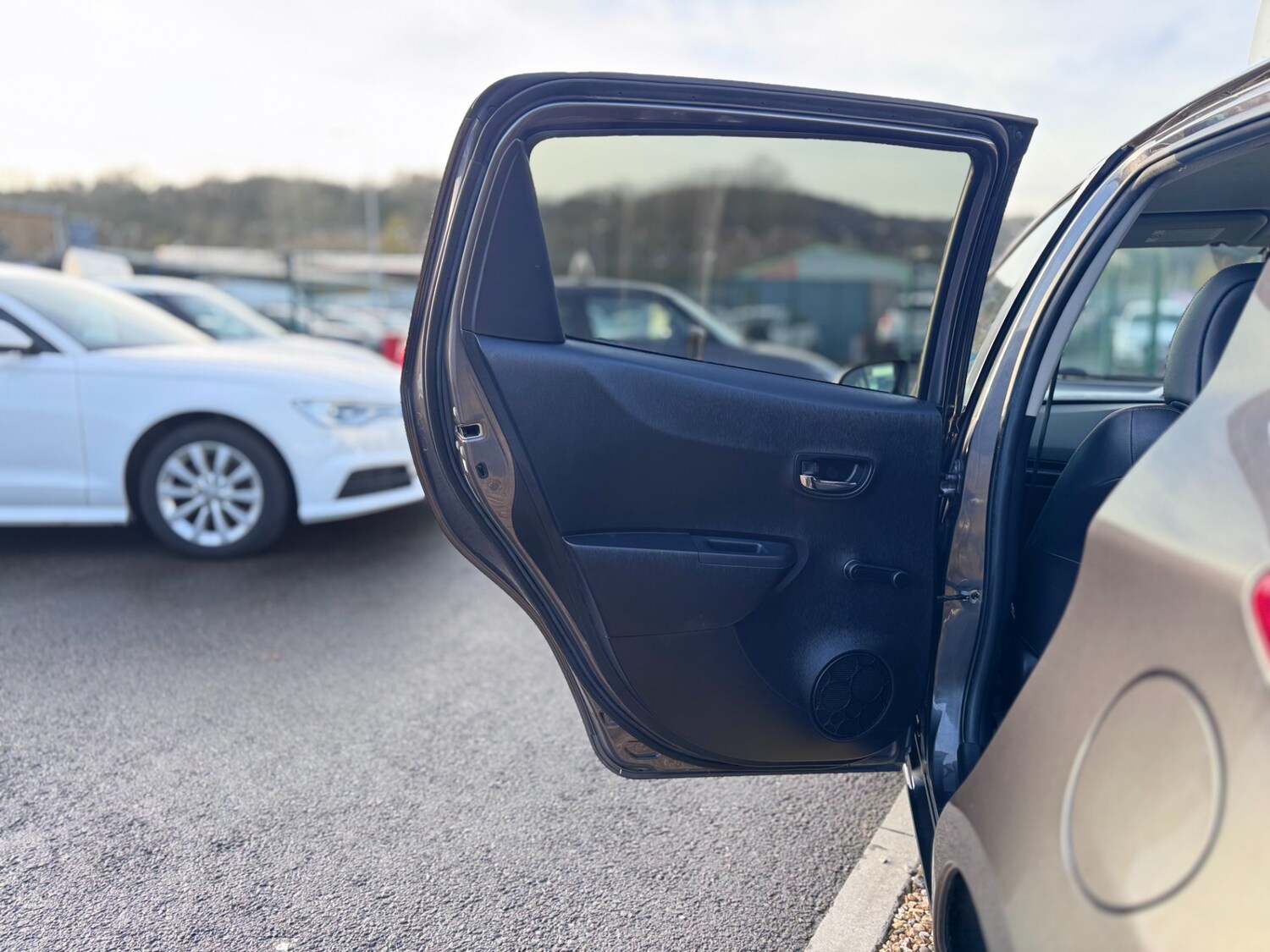 Used Toyota Yaris 2012 for sale - 77324416: Photo 40