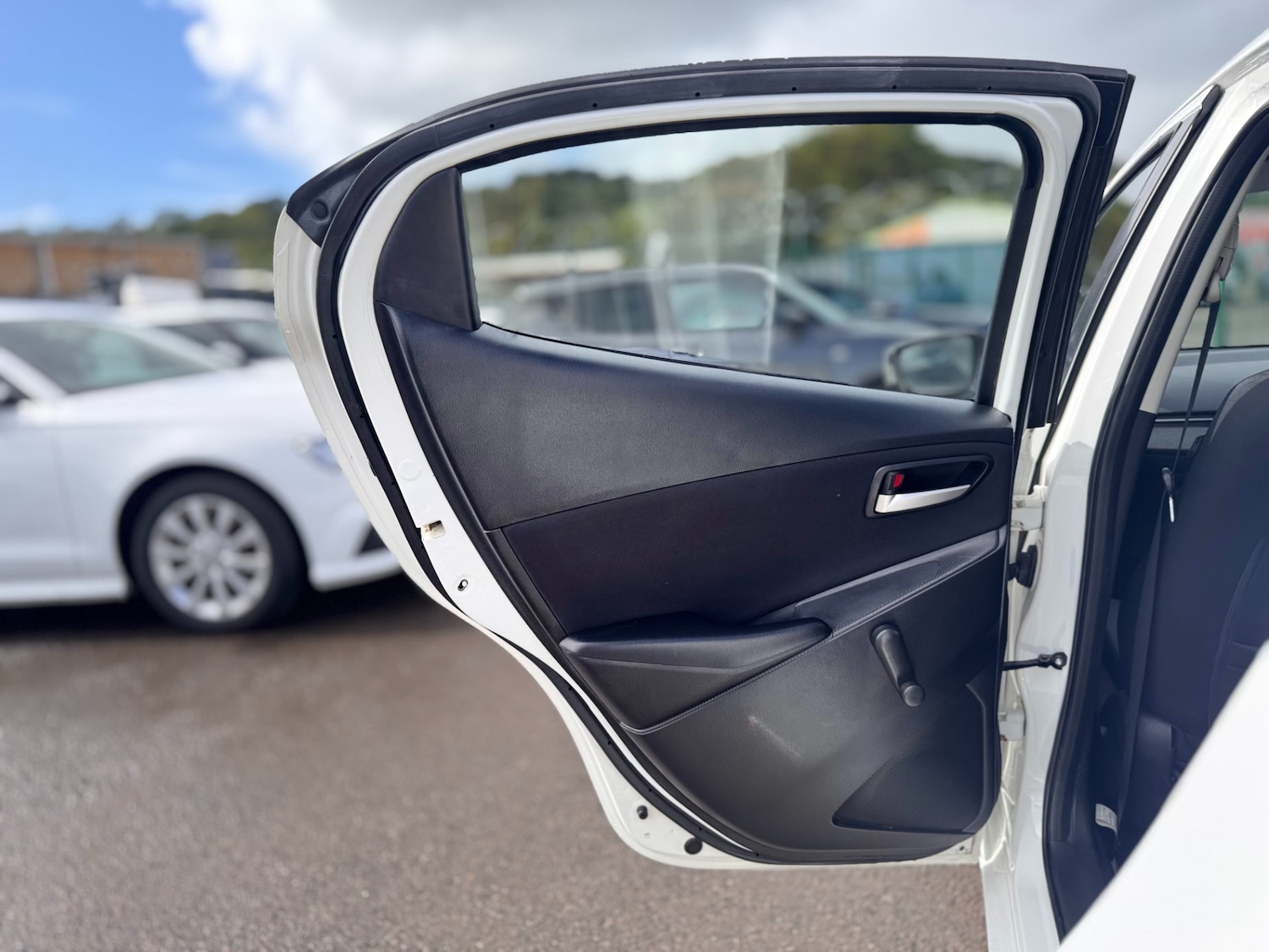 Used Mazda Mazda2 2015 for sale - 76599580: Photo 14