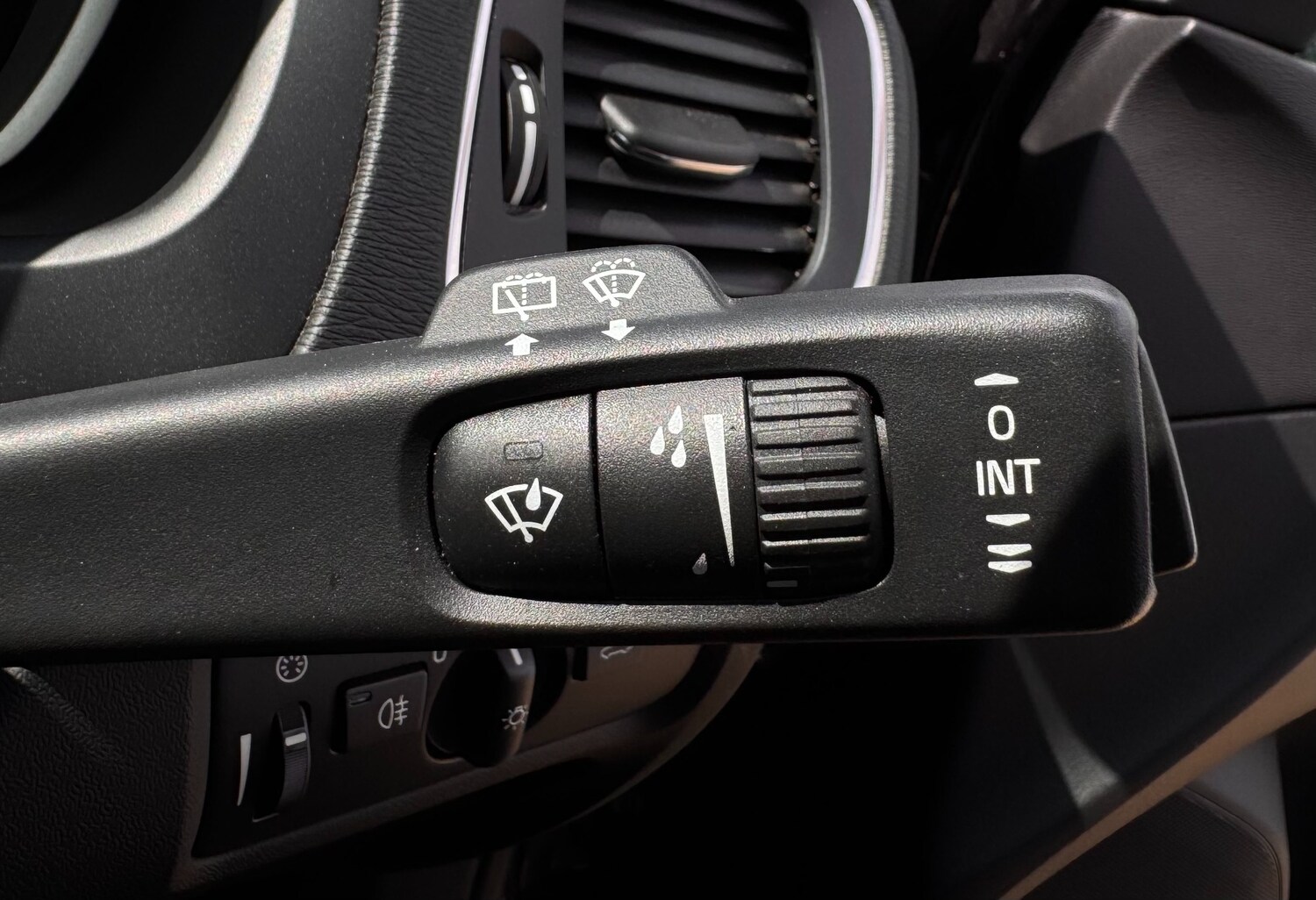 Used Volvo V40 2018 for sale - 76384649: Photo 31