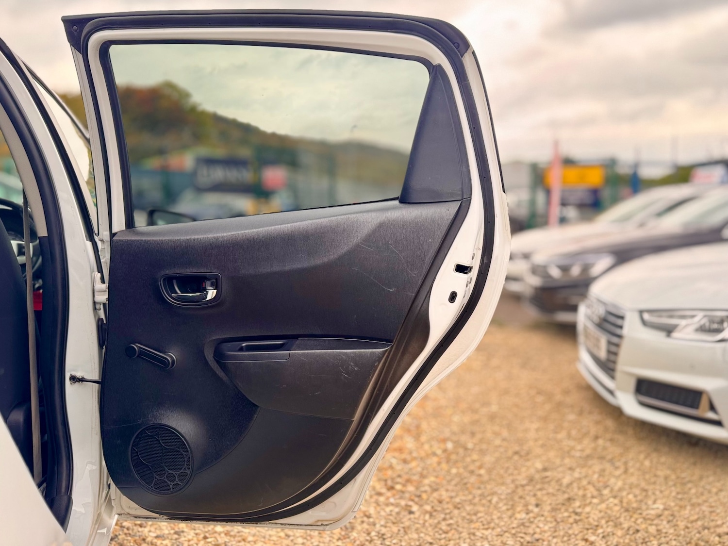 Used Toyota Yaris 2013 for sale - 76598800: Photo 38