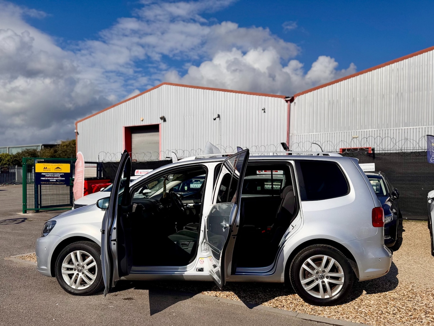 Used Volkswagen Touran 2011 for sale - 76161180: Photo 47