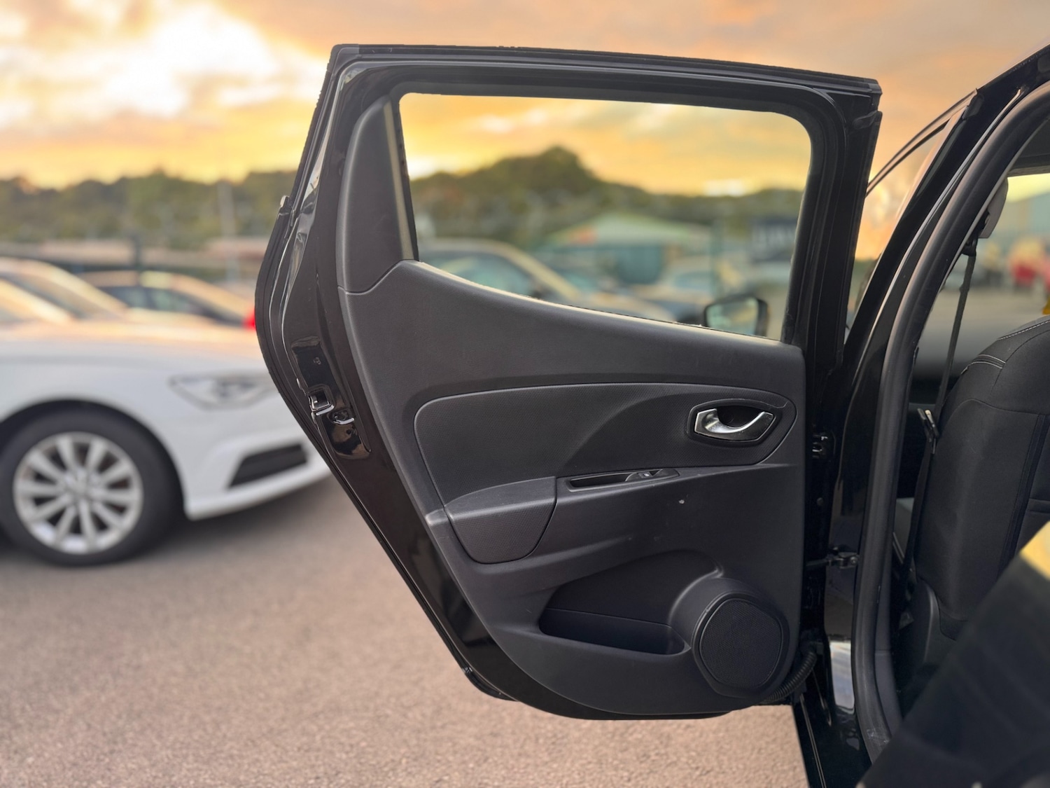 Used Renault Clio 2015 for sale - 76507355: Photo 37