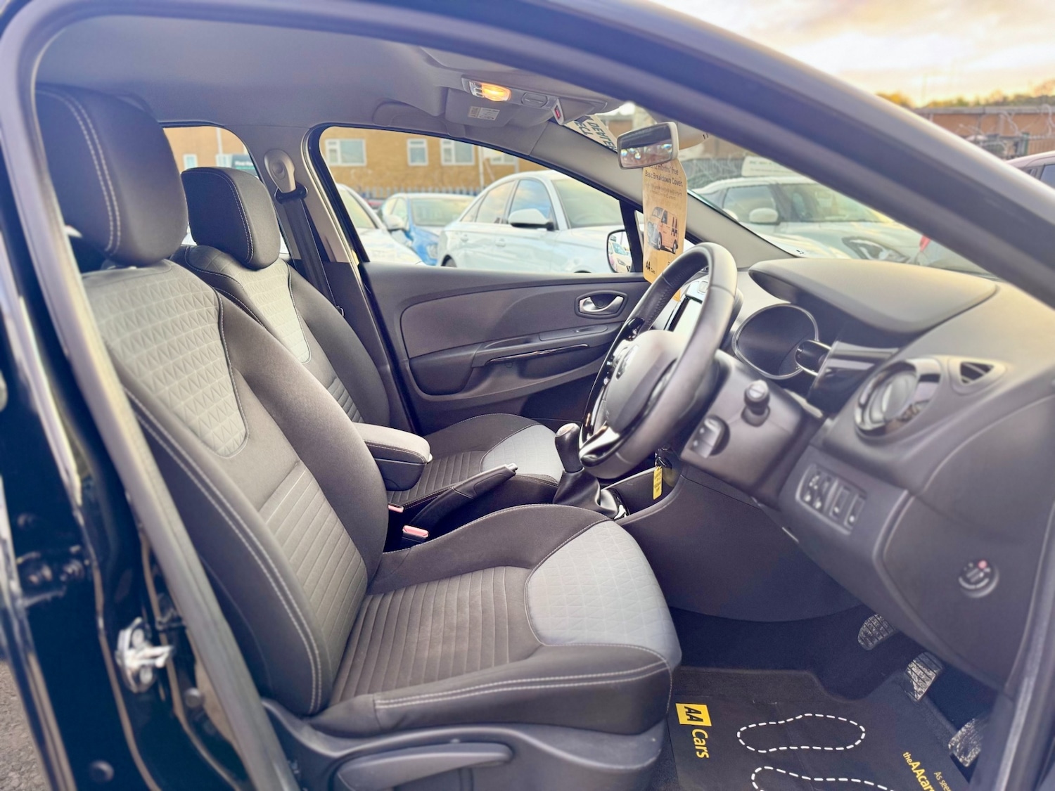 Used Renault Clio 2015 for sale - 76507355: Photo 9