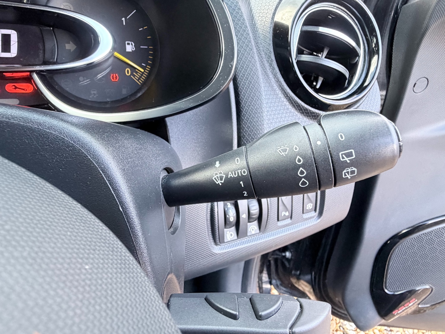 Used Renault Clio 2015 for sale - 77476665: Photo 30