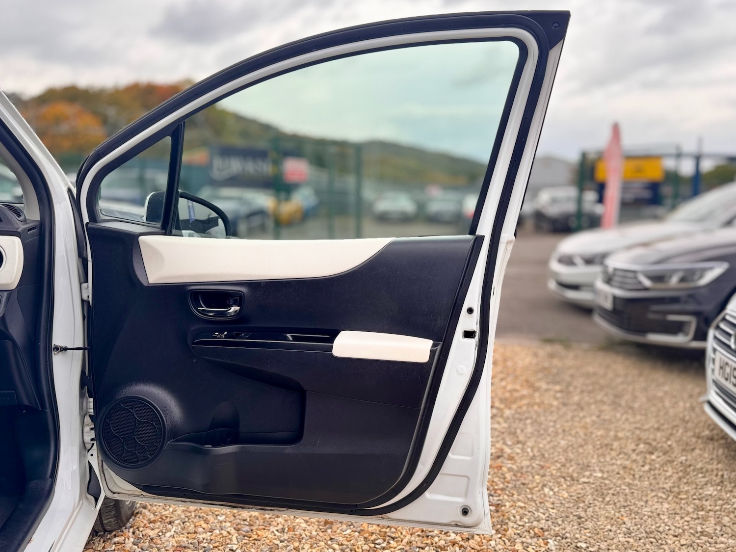 Used Toyota Yaris 2013 for sale - 76364149: Photo 25