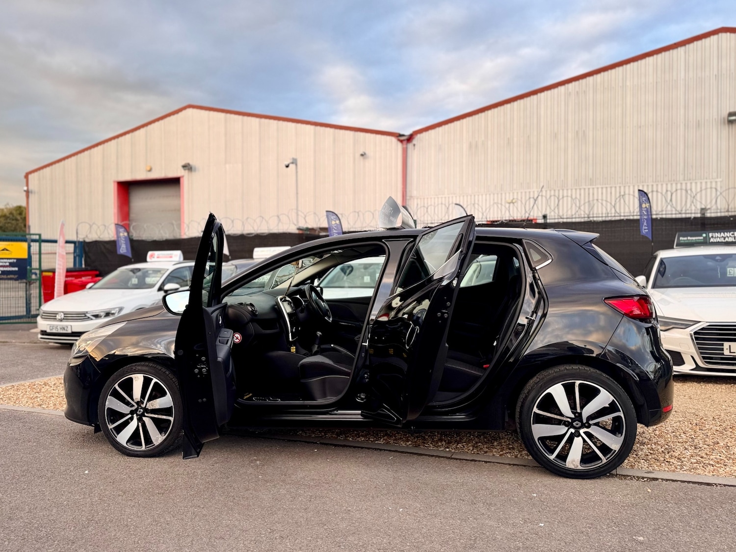 Used Renault Clio 2015 for sale - 76157494: Photo 41