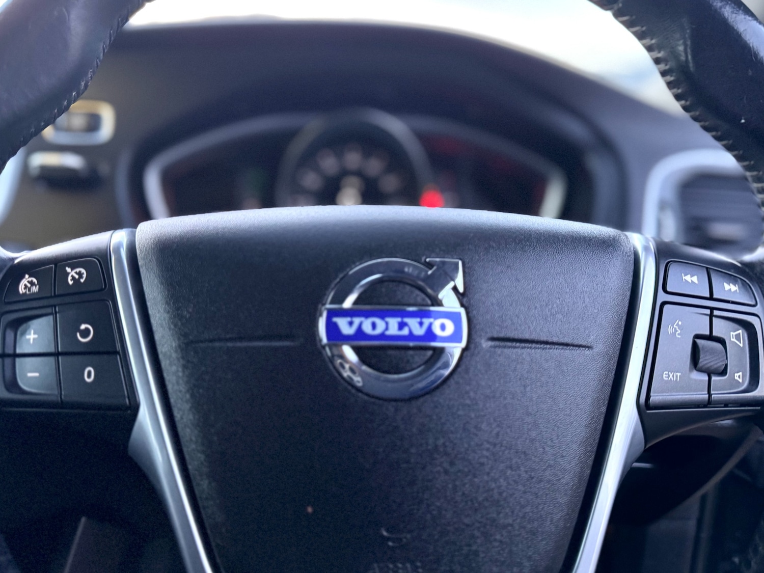 Used Volvo V40 2015 for sale - 77051790: Photo 30