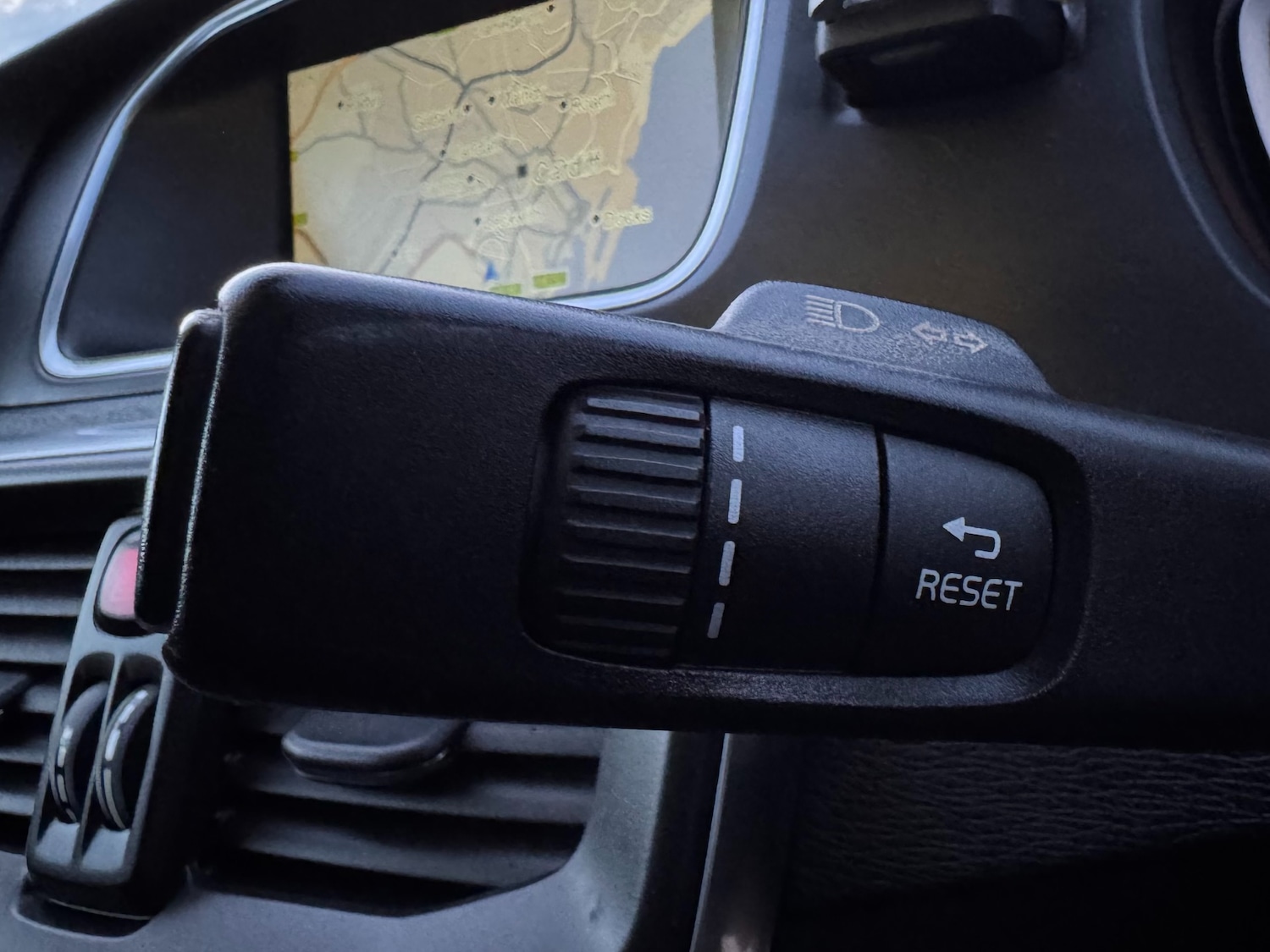 Used Volvo V40 2015 for sale - 77051790: Photo 32