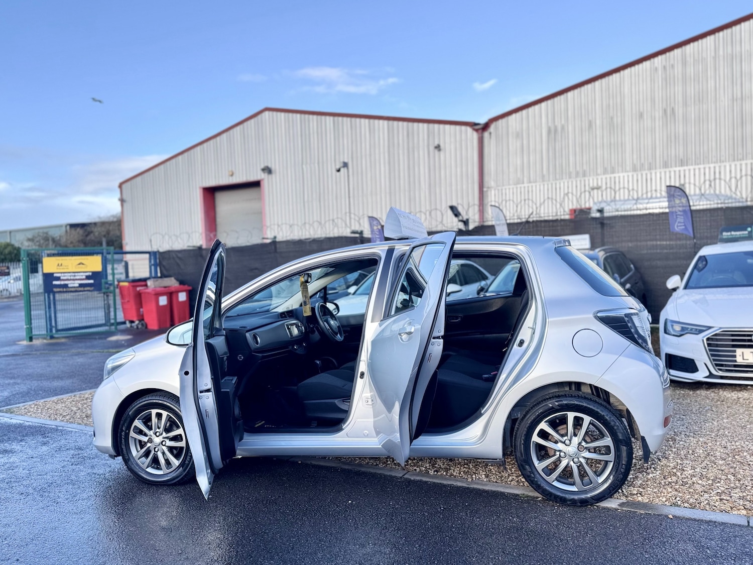 Used Toyota Yaris 2014 for sale - 77324660: Photo 46