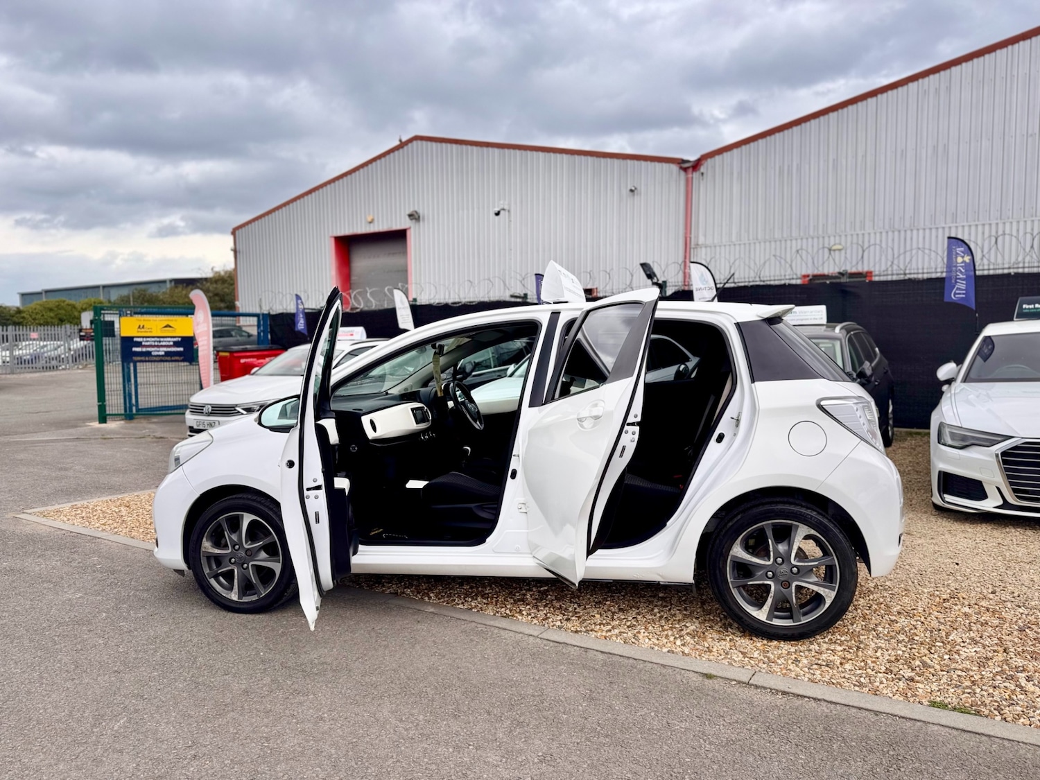 Used Toyota Yaris 2013 for sale - 76534105: Photo 44