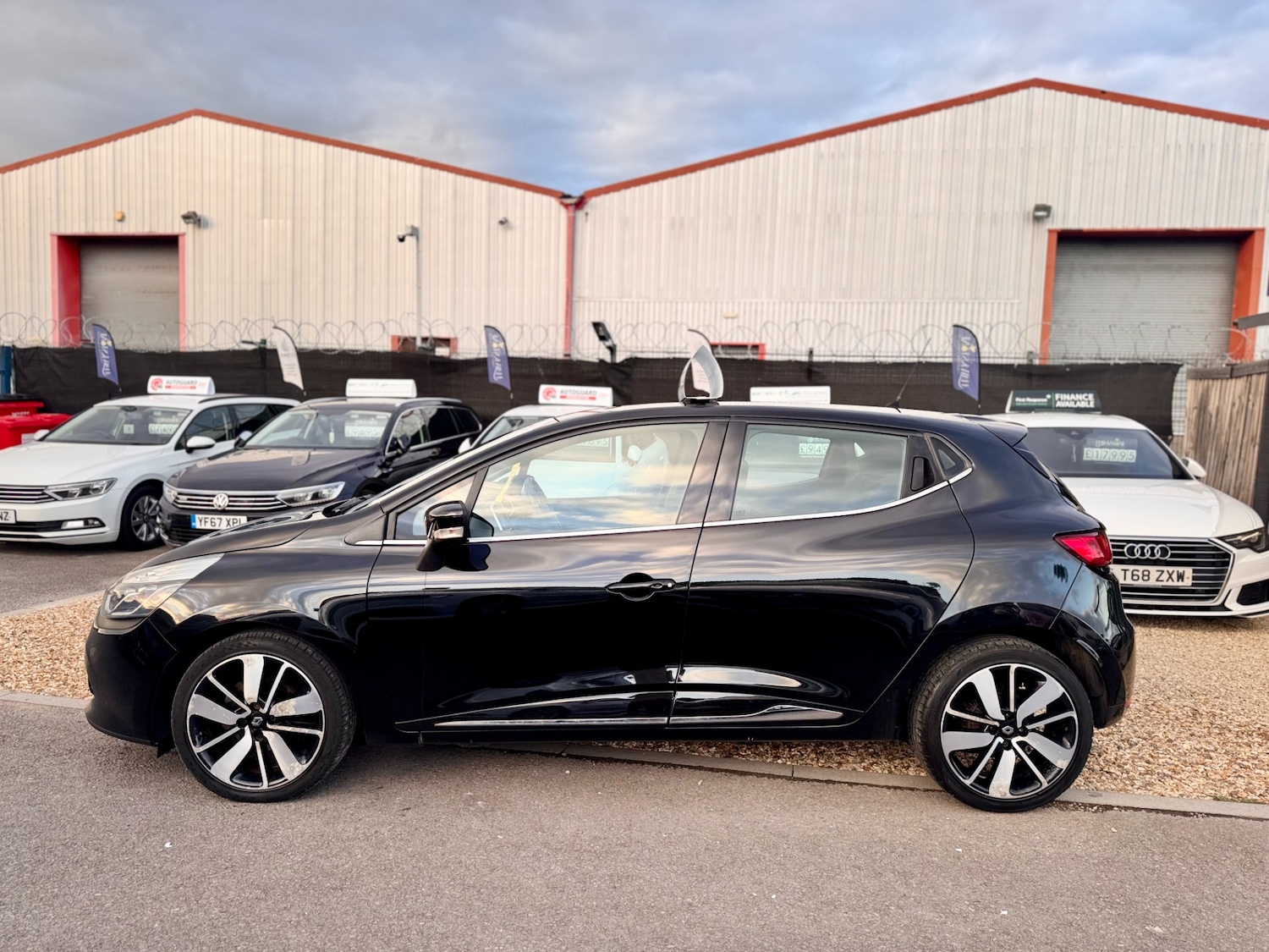 Used Renault Clio 2015 for sale - 76422143: Photo 16