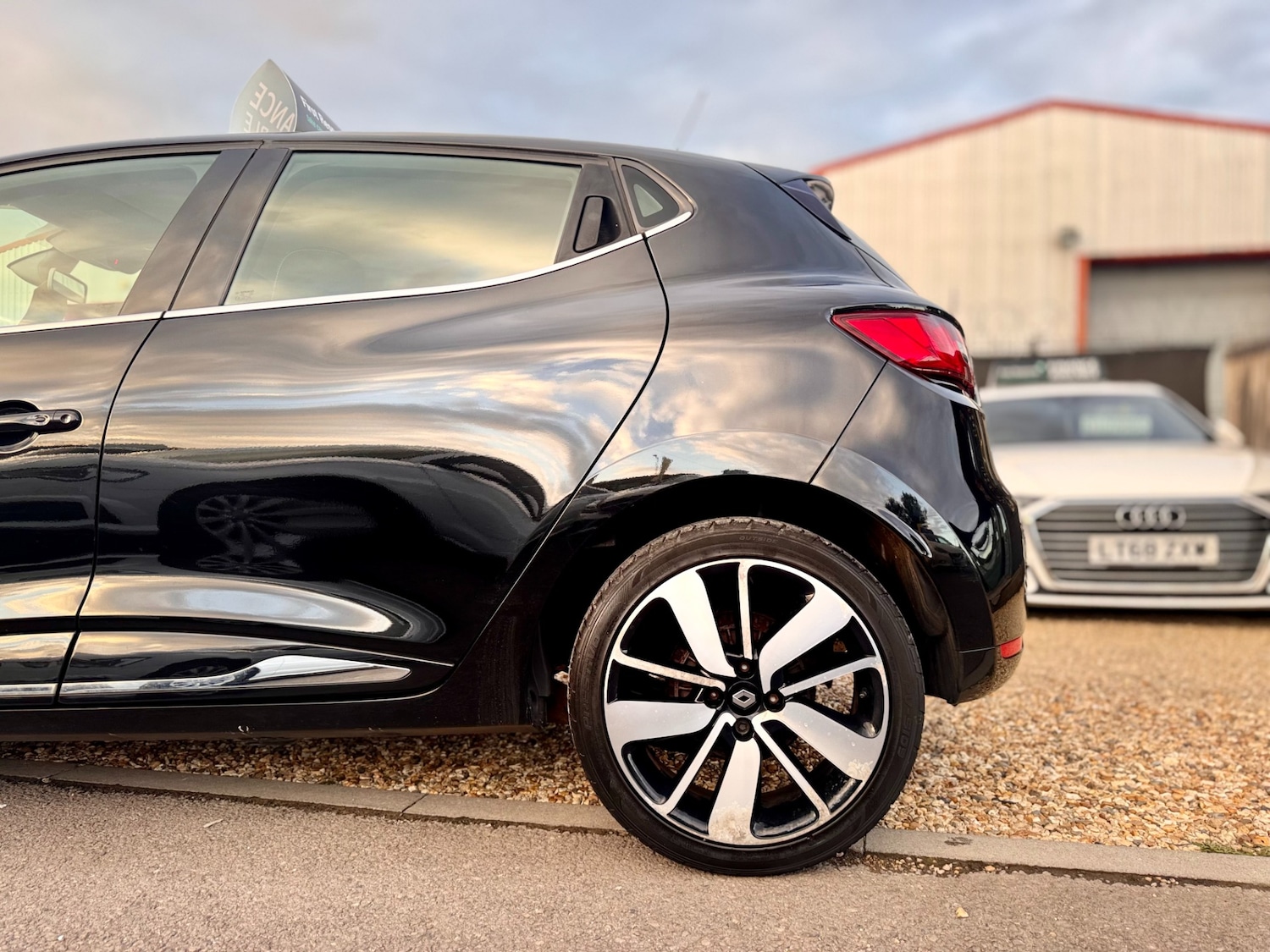 Used Renault Clio 2015 for sale - 76422143: Photo 23