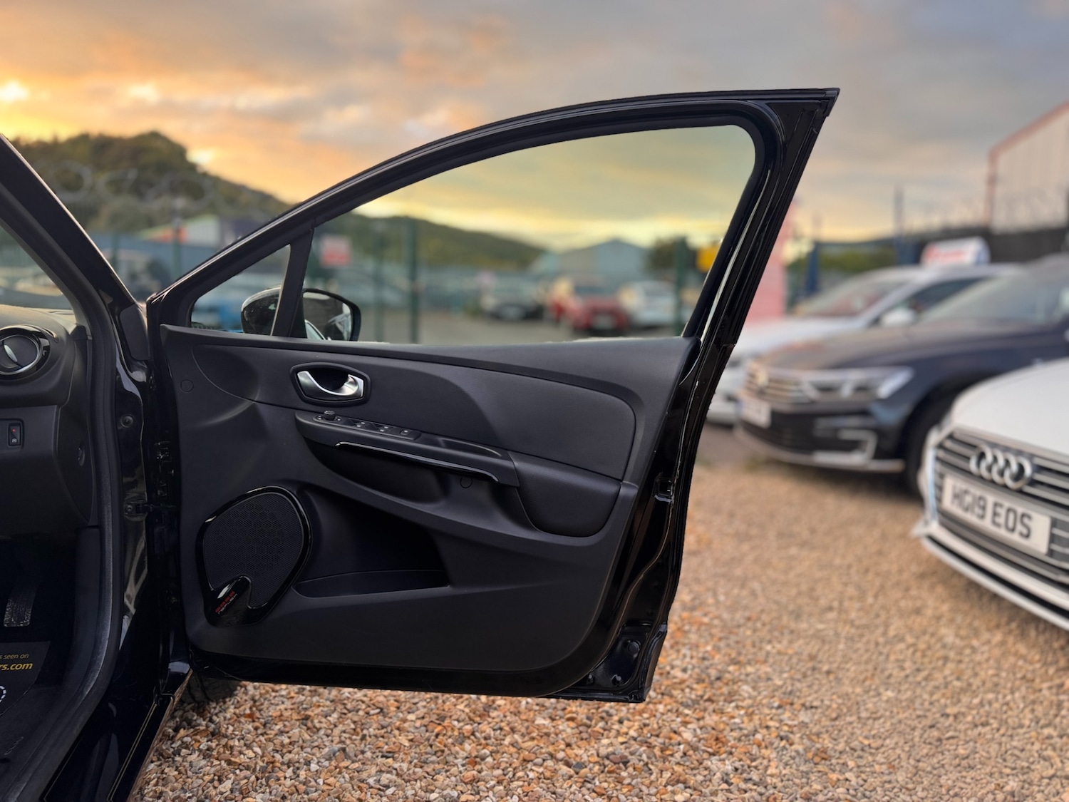 Used Renault Clio 2015 for sale - 76422143: Photo 25