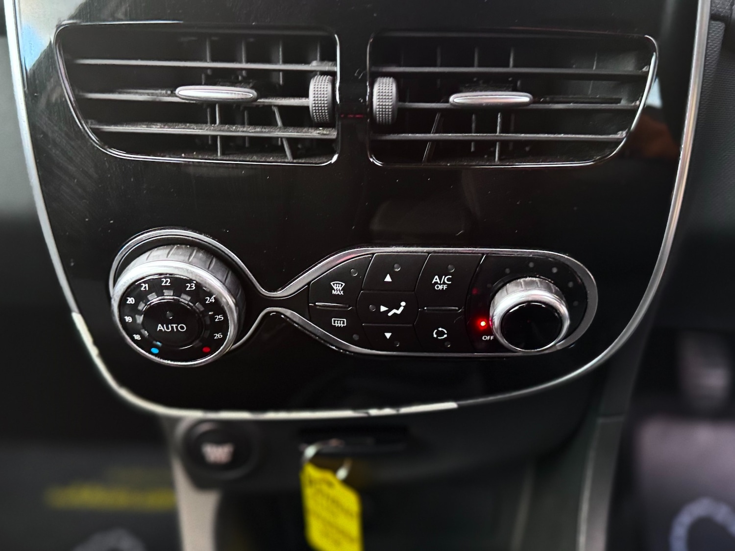 Used Renault Clio 2015 for sale - 76422143: Photo 32