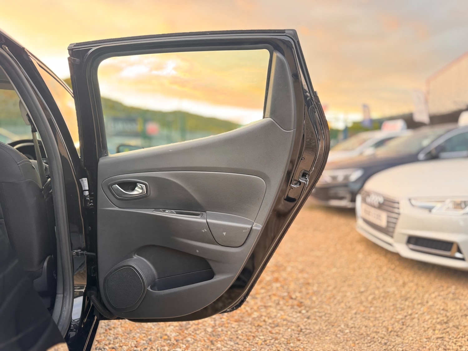 Used Renault Clio 2015 for sale - 76422143: Photo 35