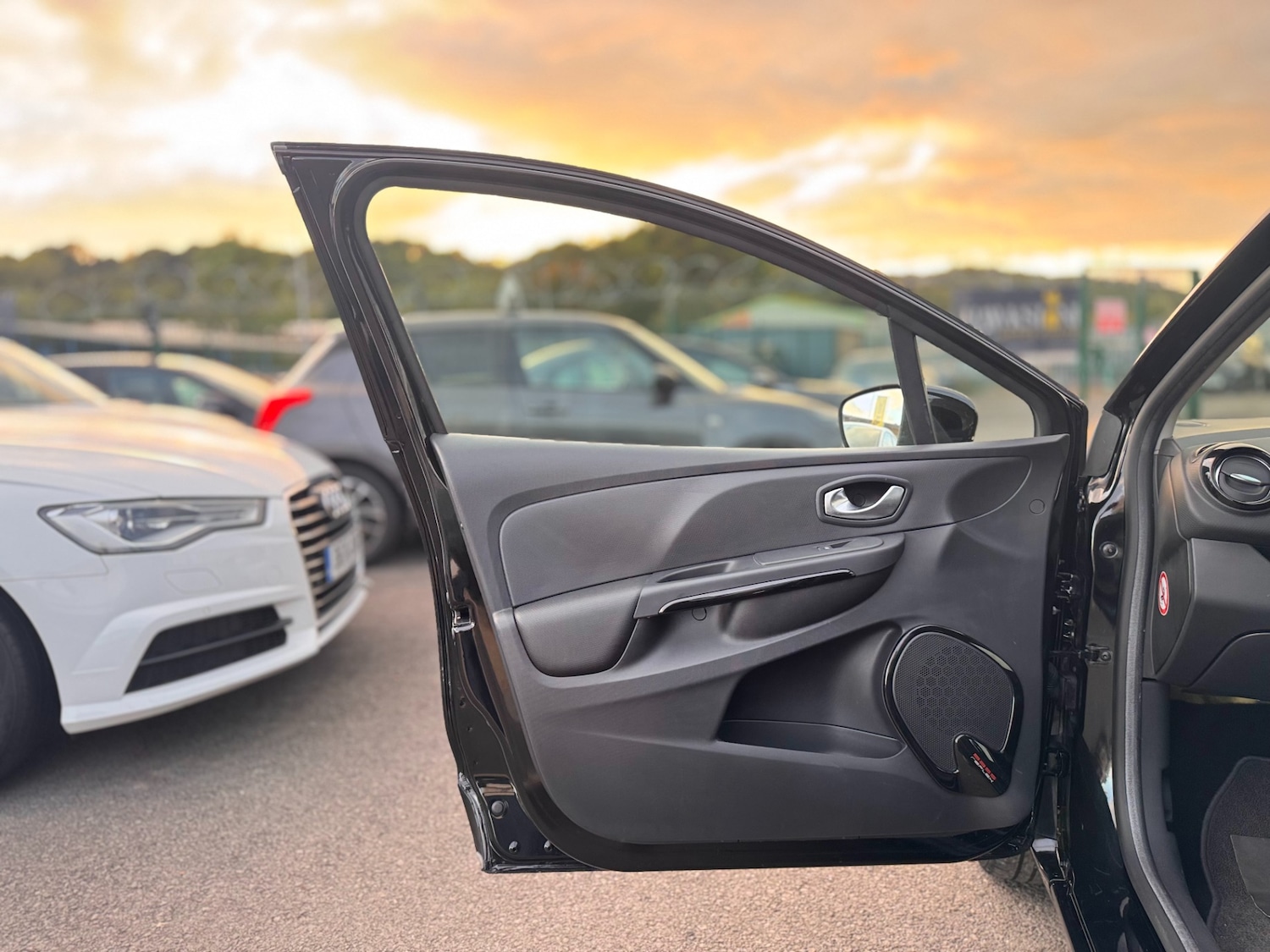 Used Renault Clio 2015 for sale - 76422143: Photo 39