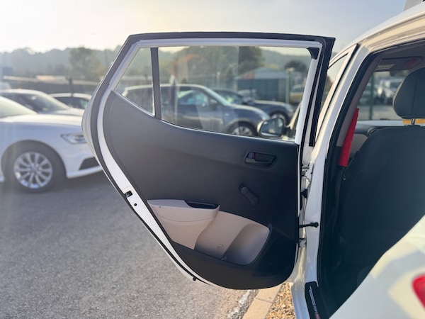 Used Hyundai i10 2016 for sale - 76302514: Photo 36