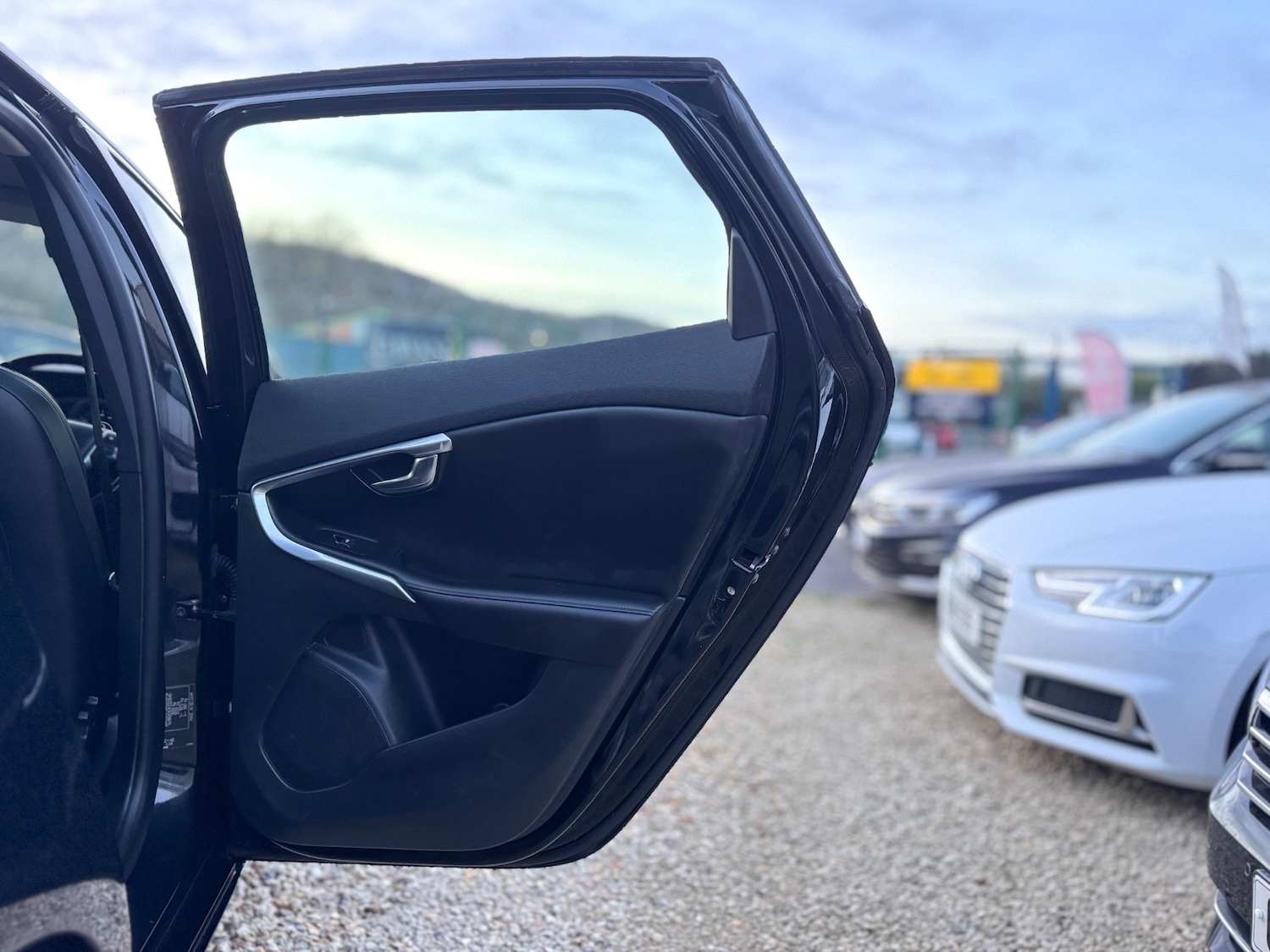 Used Volvo V40 2015 for sale - 77019456: Photo 37