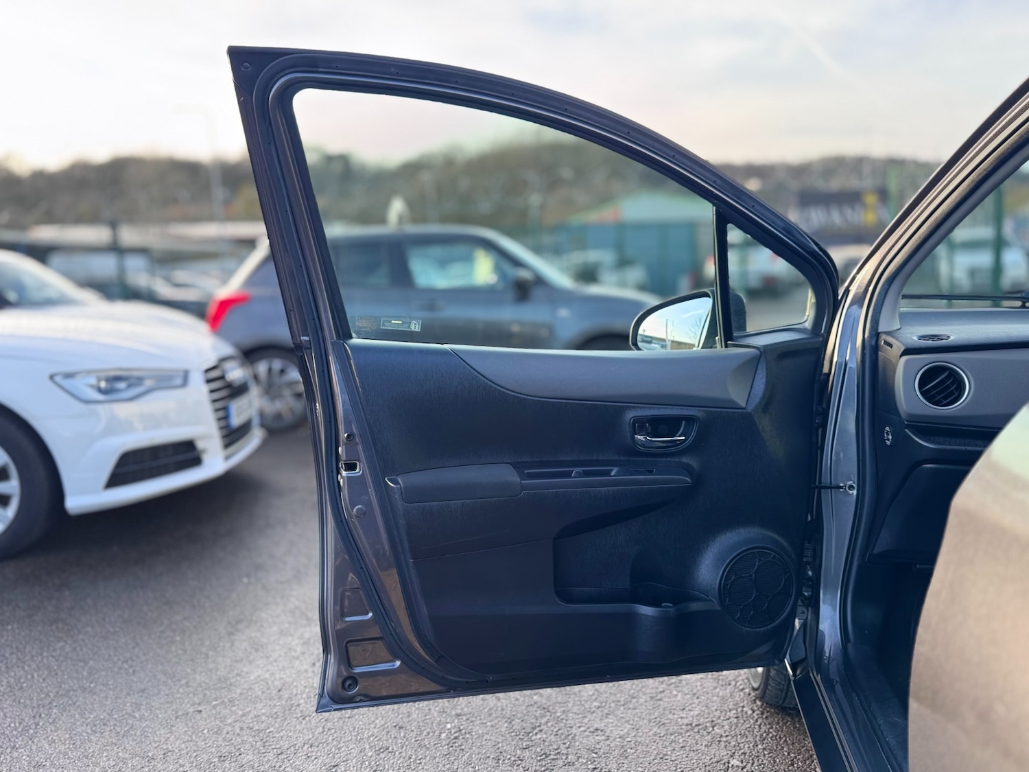 Used Toyota Yaris 2012 for sale - 77221385: Photo 42