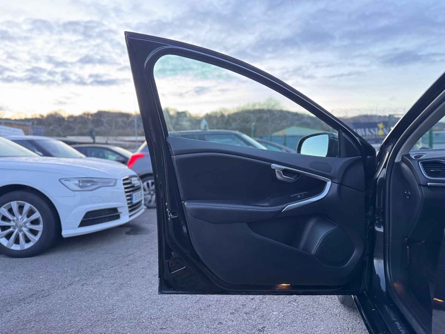 Used Volvo V40 2015 for sale - 76682304: Photo 41