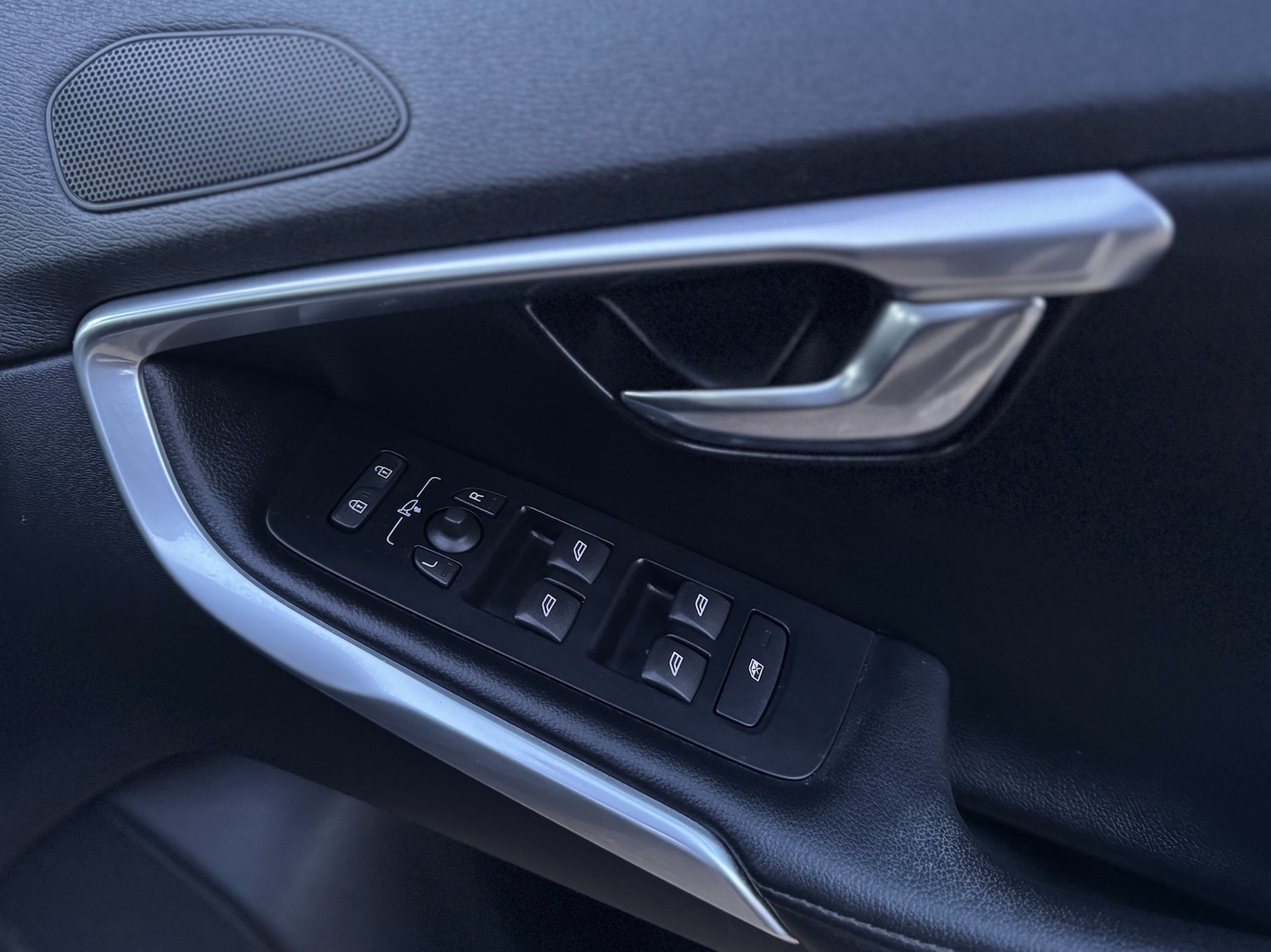 Used Volvo V40 2015 for sale - 76949418: Photo 26