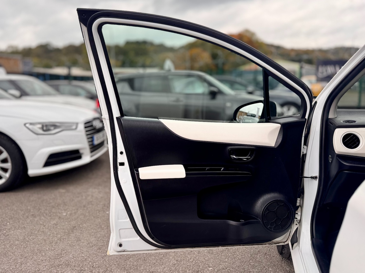 Used Toyota Yaris 2013 for sale - 77258653: Photo 42