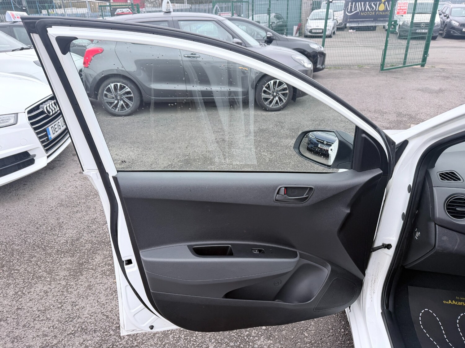 Used Hyundai i10 2018 for sale - 77640347: Photo 40