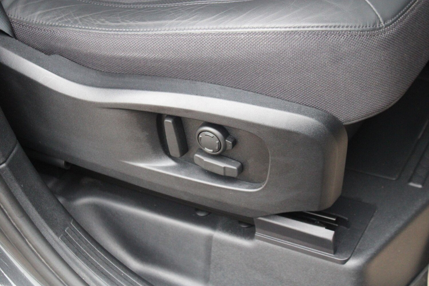 Used Land Rover Defender 2023 for sale - 76167009: Photo 37