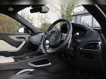 Used Jaguar F-Pace 2019 for sale - 76899055: Photo