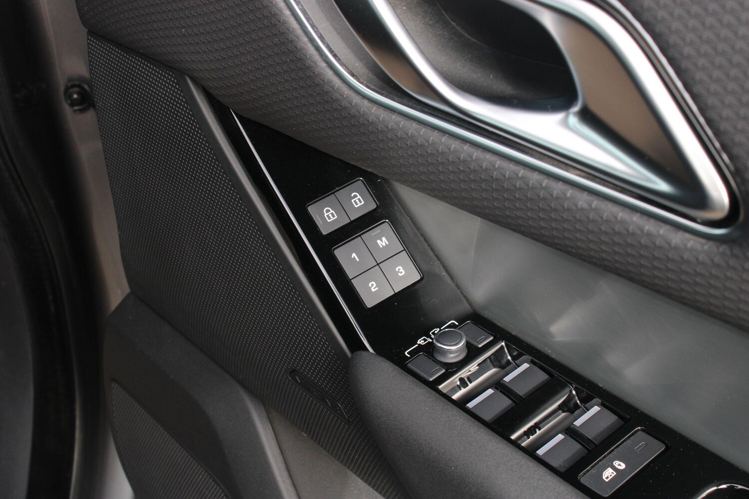 Used Land Rover Range Rover Velar 2023 for sale - 76214639: Photo 32