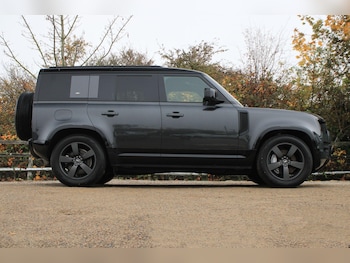 Used Land Rover Defender 2023 for sale - 76512840: Photo