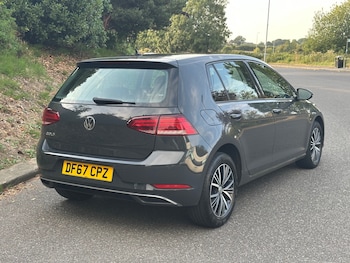 Used Volkswagen Golf 2017 for sale - 75561148: Photo