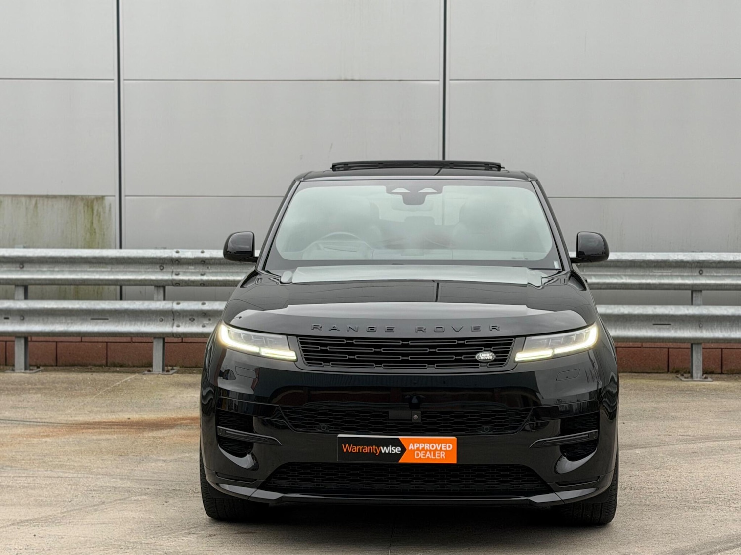 Used Land Rover Range Rover Sport 2024 for sale - 77794066: Photo 2