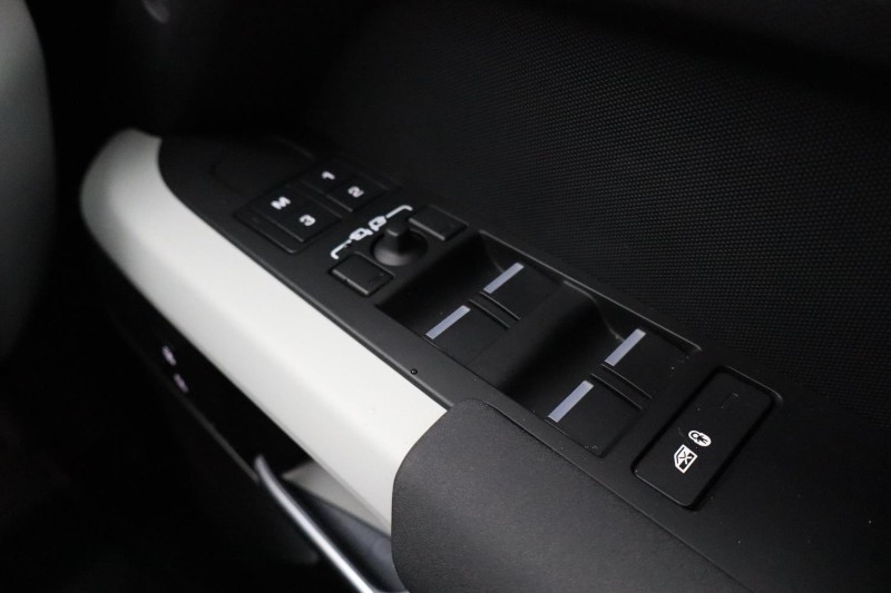 Used Land Rover Defender 2023 for sale - 76981753: Photo 51