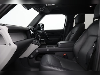 Used Land Rover Defender 2023 for sale - 76980881: Photo