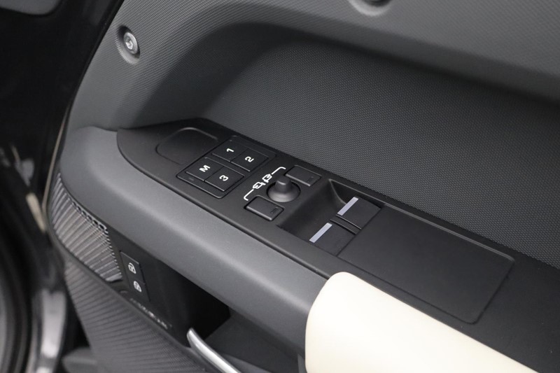 Used Land Rover Defender 2024 for sale - 76983944: Photo 32