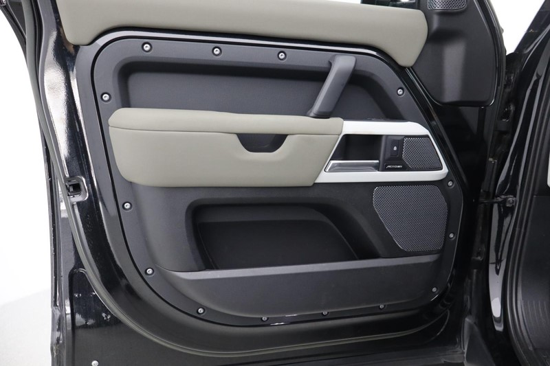 Used Land Rover Defender 2022 for sale - 76981120: Photo 24