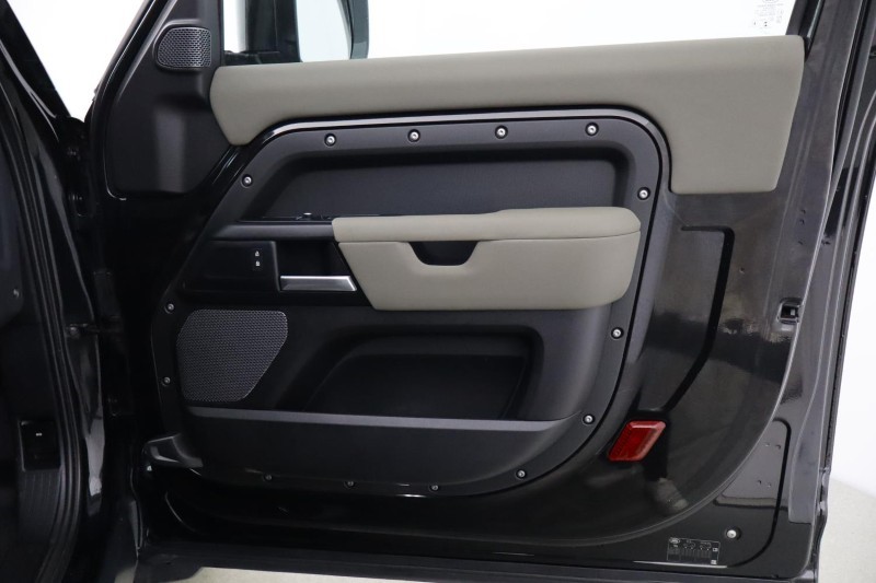 Used Land Rover Defender 2022 for sale - 77774597: Photo 31