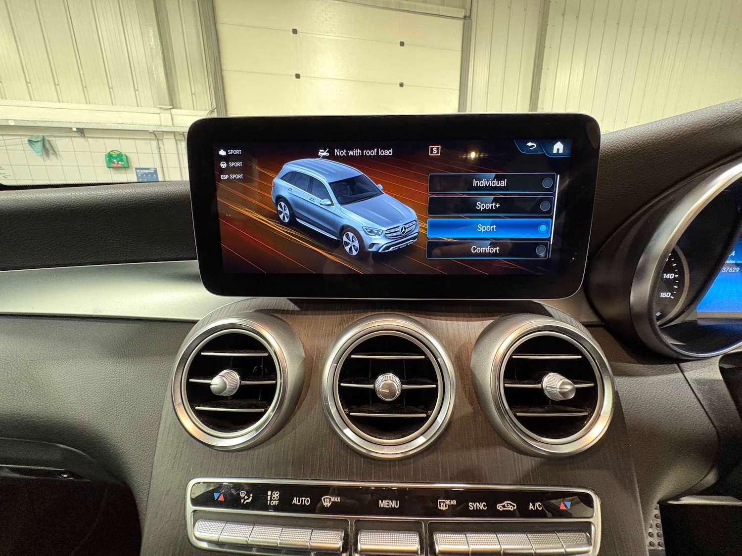 Used Mercedes-Benz GLC 2020 for sale - 76553131: Photo 35