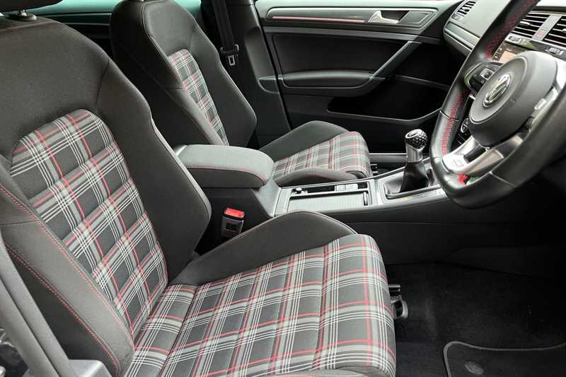 Used Volkswagen Golf 2017 for sale - 76125125: Photo 31