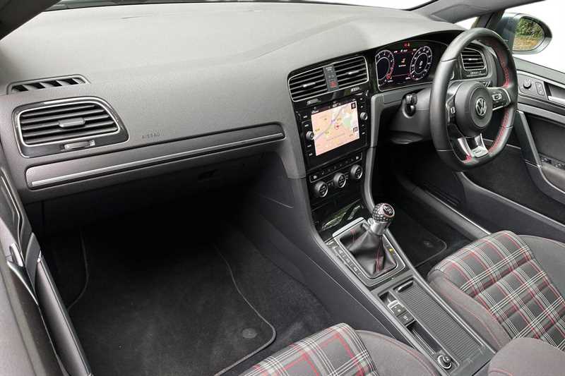 Used Volkswagen Golf 2017 for sale - 76125125: Photo 32